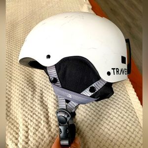 Traverse ski/snow helmet